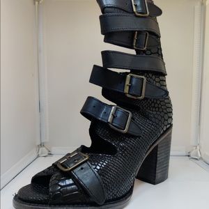Black Freebird Bond like new snakeskin print no box